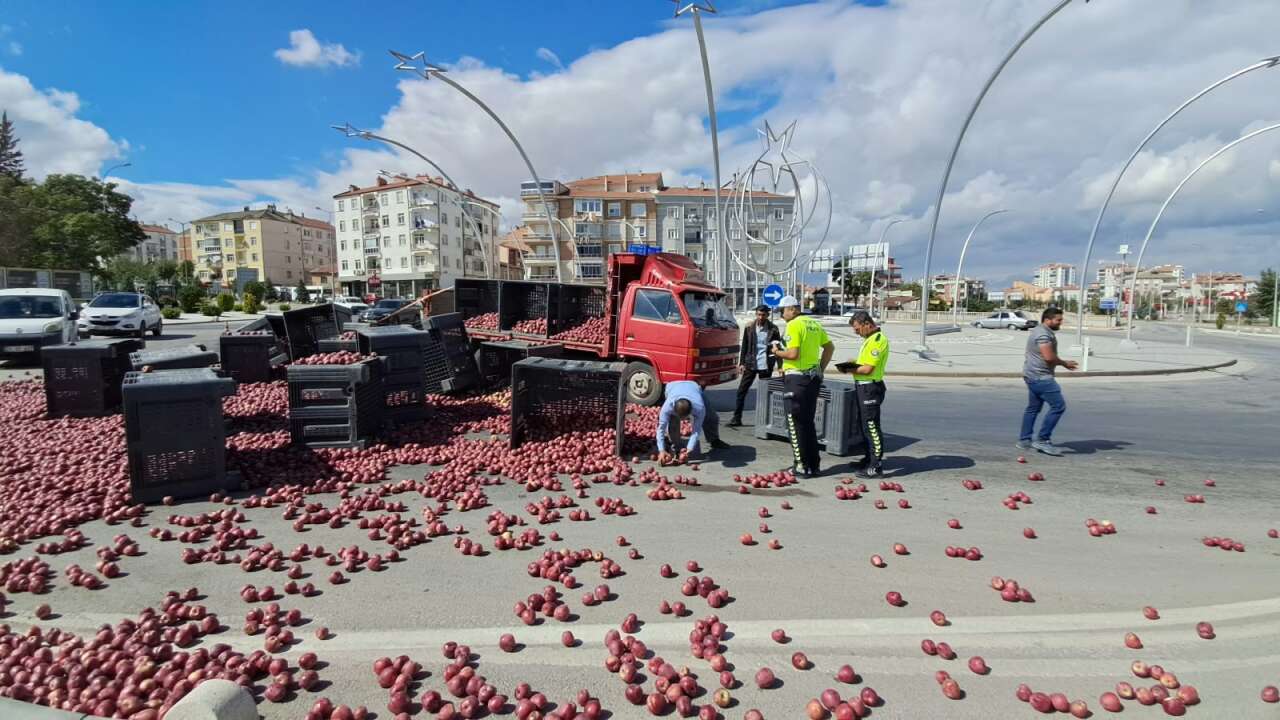 Halat koptu, ortalık karıştı! Tonlarca elma trafiği durdurdu 4